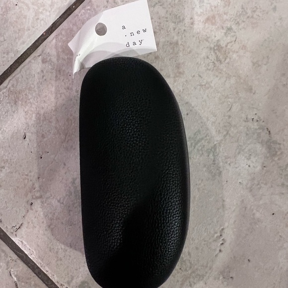 A new day glasses case - Picture 1 of 3